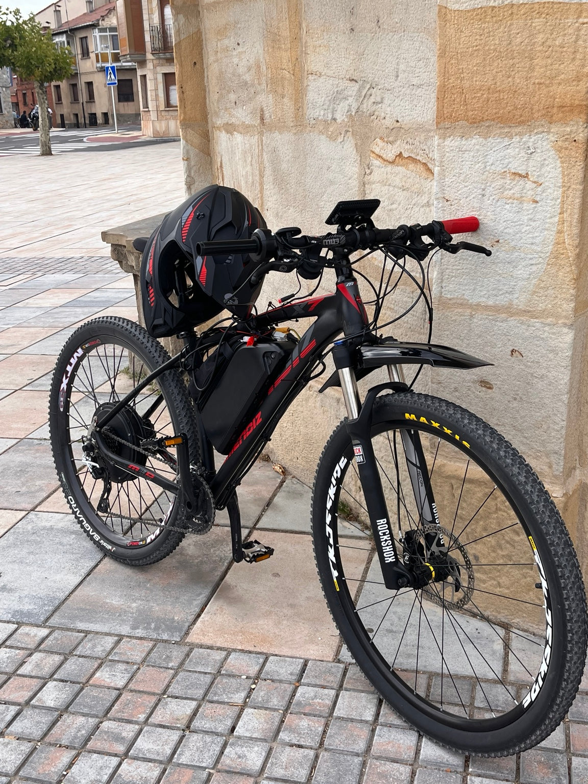 Bicicleta Amp Rift terminada con kit eléctrico montado